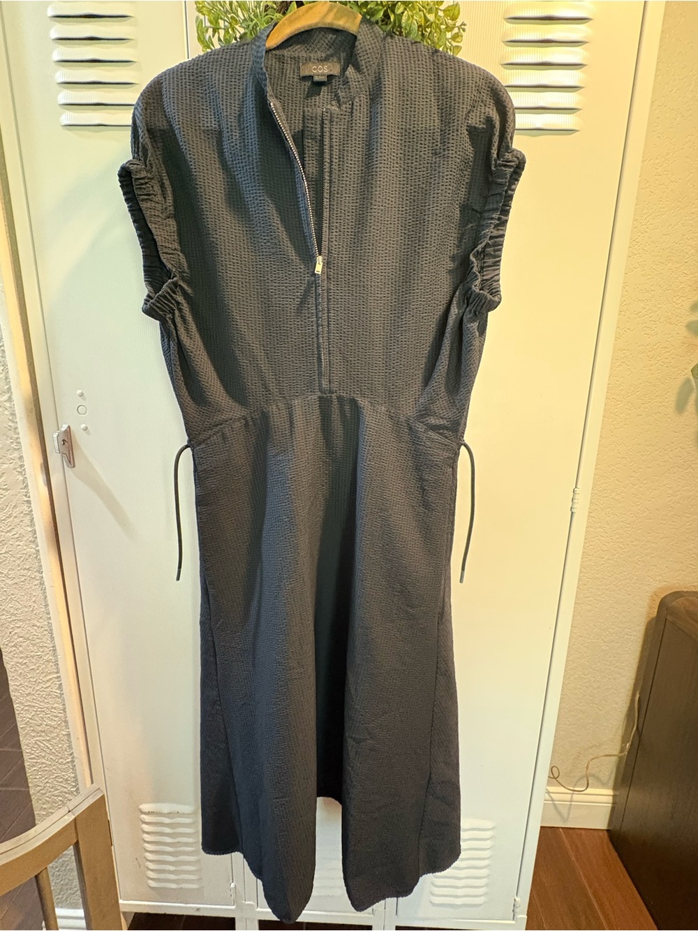 Dark navy COS seersucker midi dress featuring a half-zip front cap sleeves - Picture 2 of 5